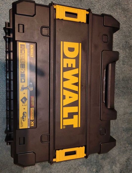 Șurubelniță DeWalt cu două baterii și încărcător