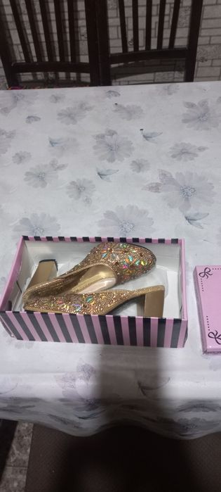 Ayollarni kelinlikda kiyadigan tuflisi sotiladi yangi.