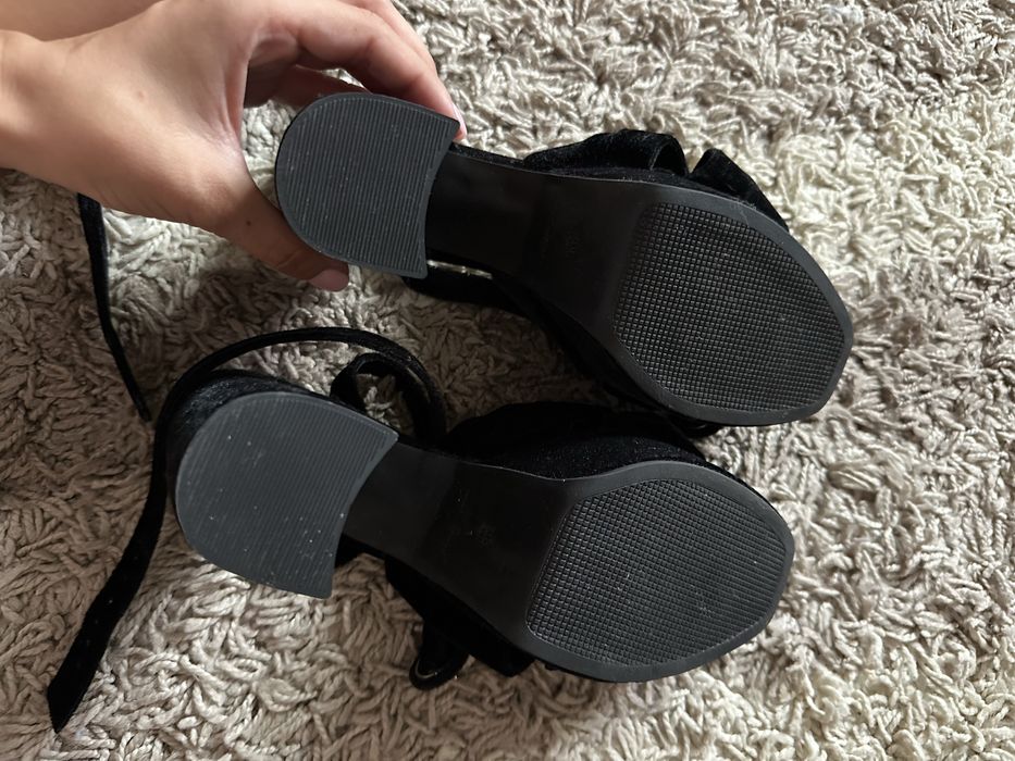 Sandale cu toc din catifea 38