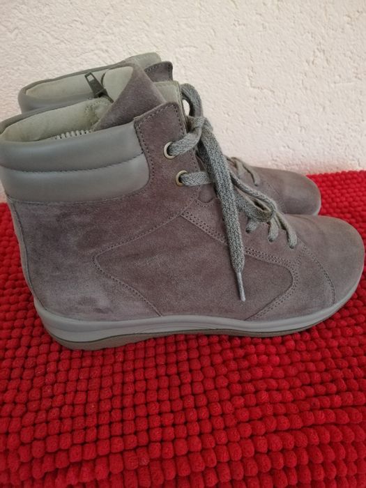 Ghete piele naturala și blana Helvesko nr 38