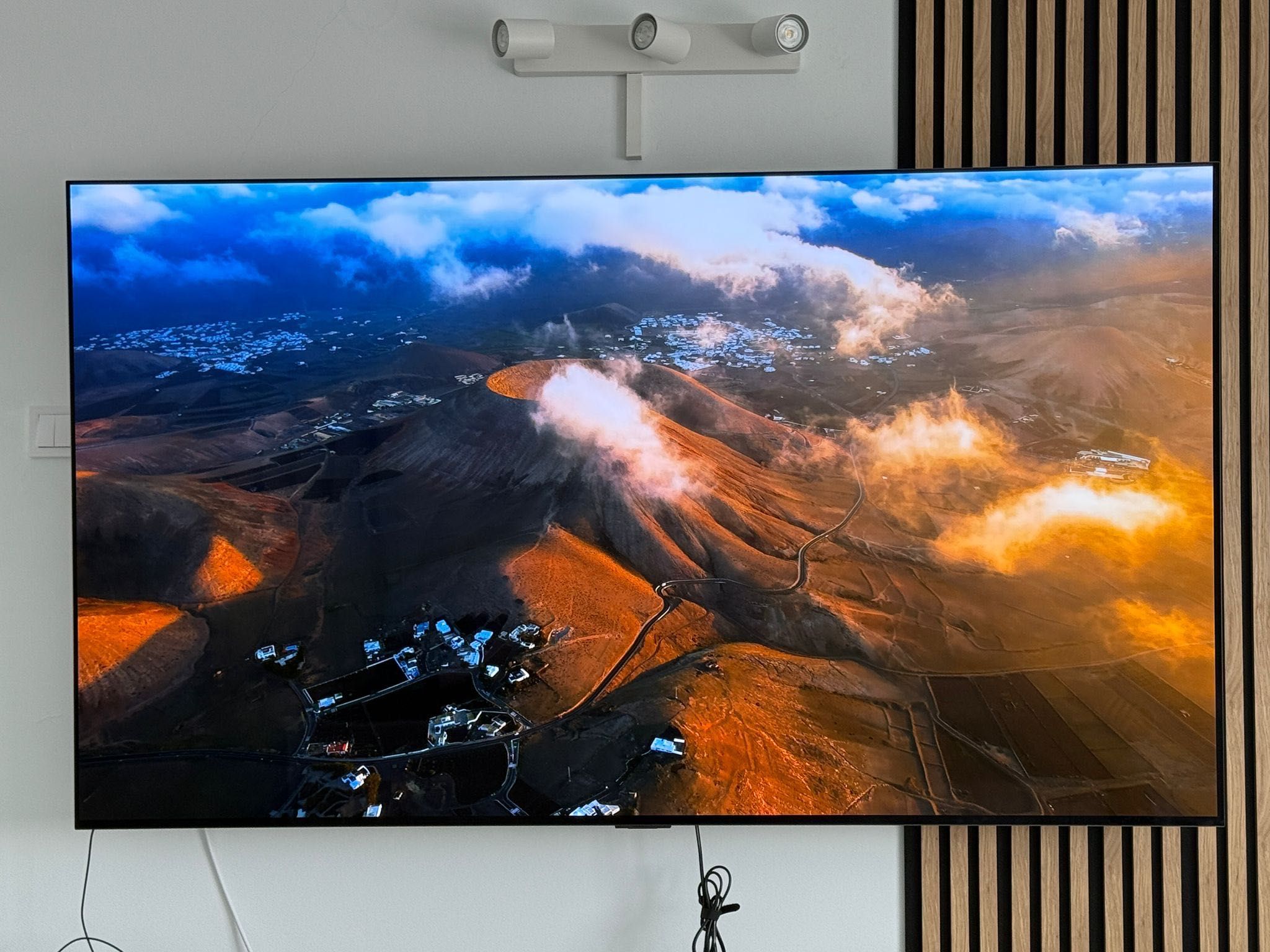 Vând TV LG OLED C4 + suport Hama + 2 ani garantie