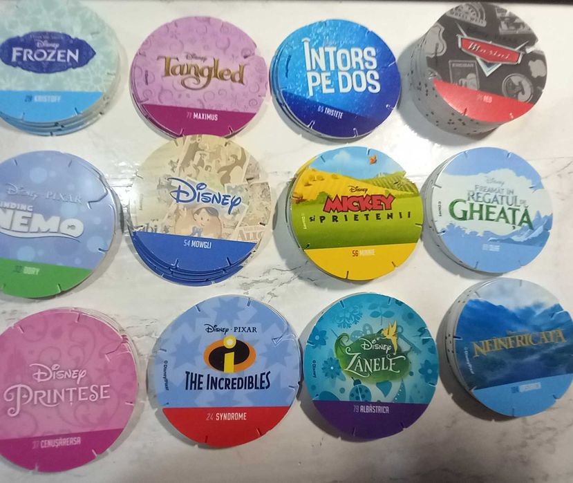 Lot de 130 jetoane („capace de lapte”) Disney/Pixar