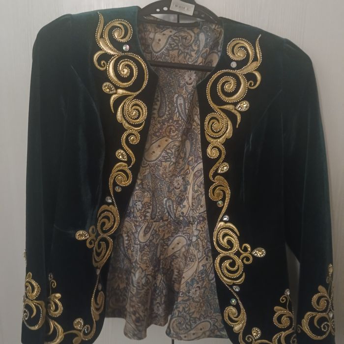 Қазақша костюм тек 2 рет киілген, тап таза. 42-44 размерге болады.