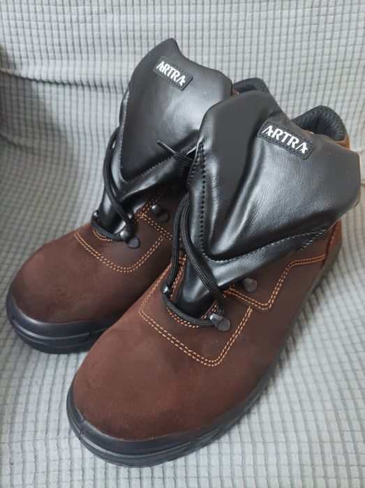 Продавам -Нови, висок клас работни обувки.