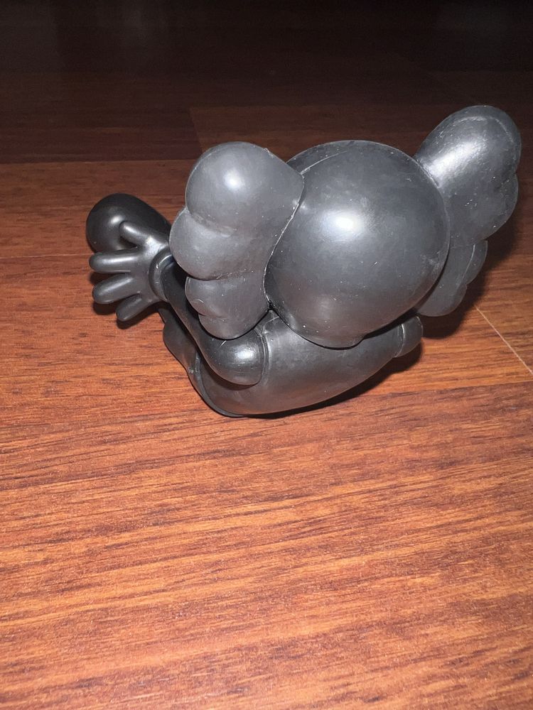 Figurina Kaws Neagra