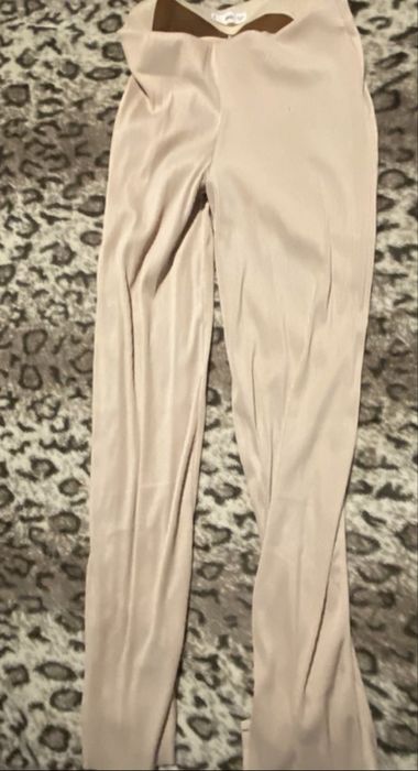 Pantaloni de culoare bej
