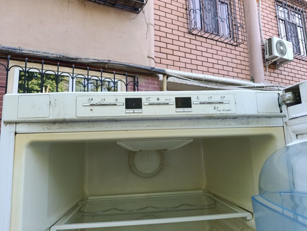 Продам холодильник с нерабочим компрессором 2 метра высотой,