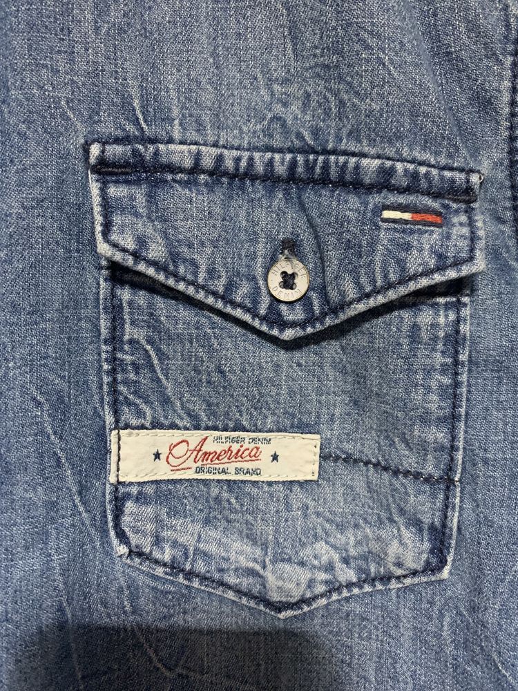 Camasa Tommy Hilfiger Denim USA size XS dar merge si la S barbateasca