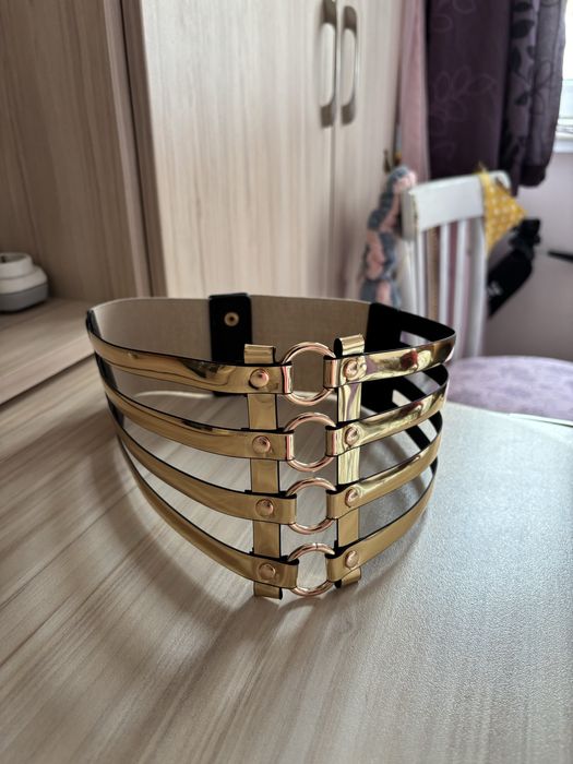 Екстравагантен златен колан с еластичност