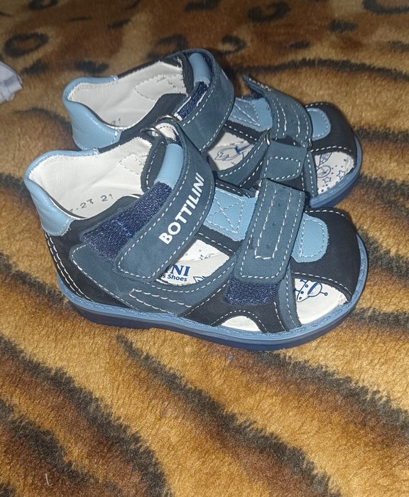 Продам сандали новые