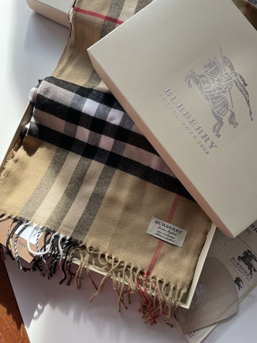 Кашмирен шал в кутия перфектен за подарък *Burb*erry**