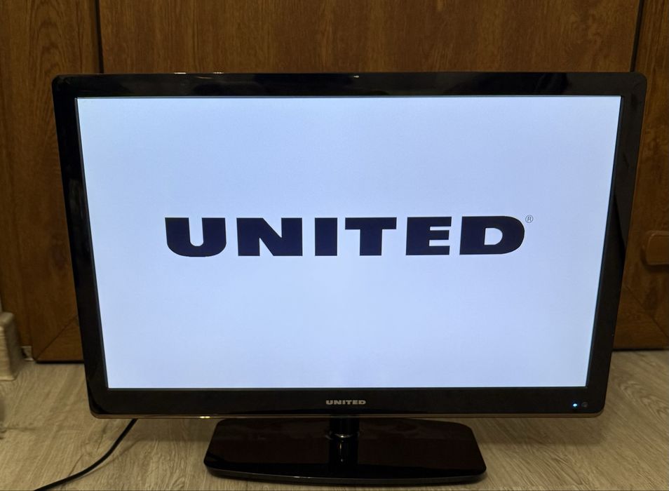 Televizor United negru cu diagonala de 60 cm