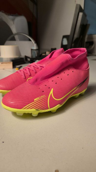 Детски футболни обувки на марката Nike