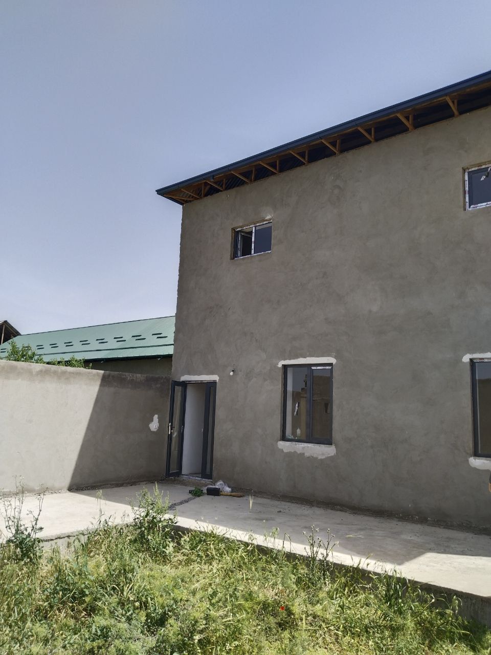 Hovli sotiladi 2 etaj