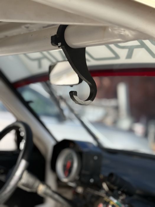 Закачалка за Каска в състезателен автомобил