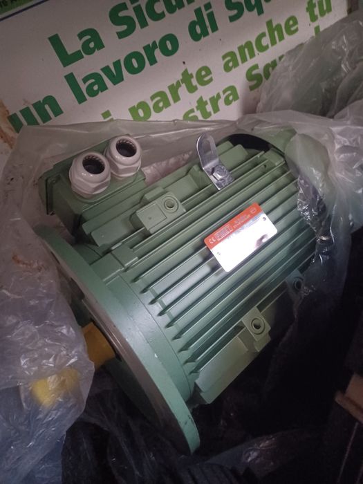 Vând diferite motoare, pompe ,pompe vacuum, macarale