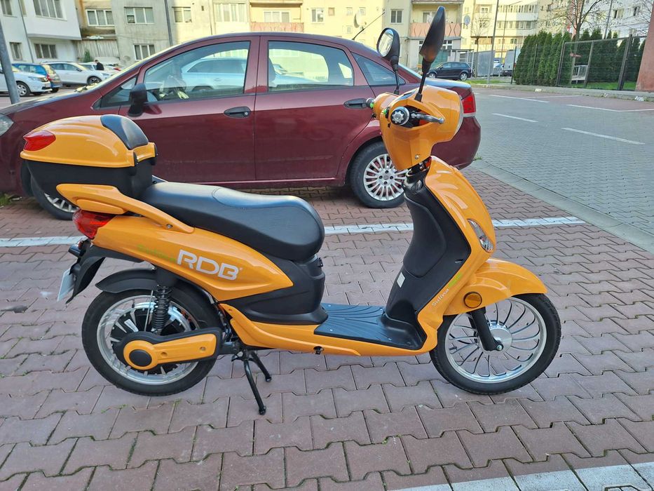 Vand scuter nou cu acte