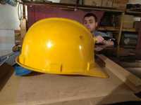 Строителна предпазна каска по безопасни условия на труд.