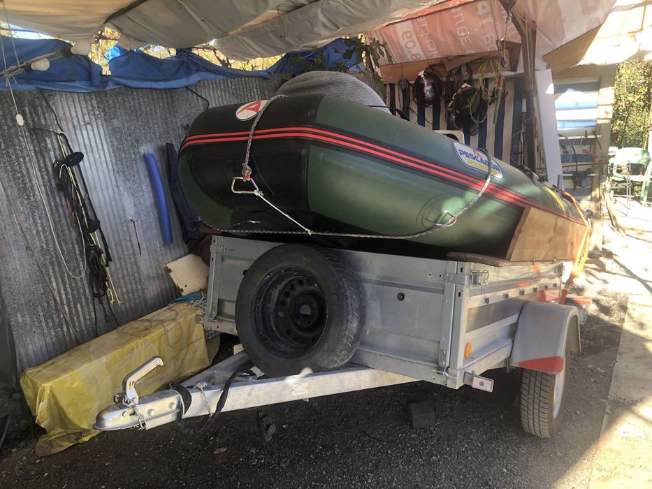 Лодка с двигател