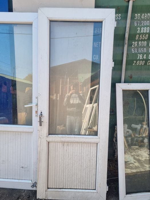 Продаётся срочно пластиковый двери стеклянные, деревянные