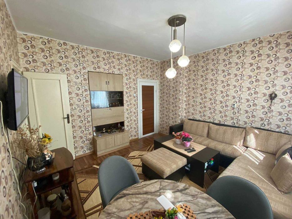 Два етажа от къща в гр.Асеновград , Училище Отец Паисий