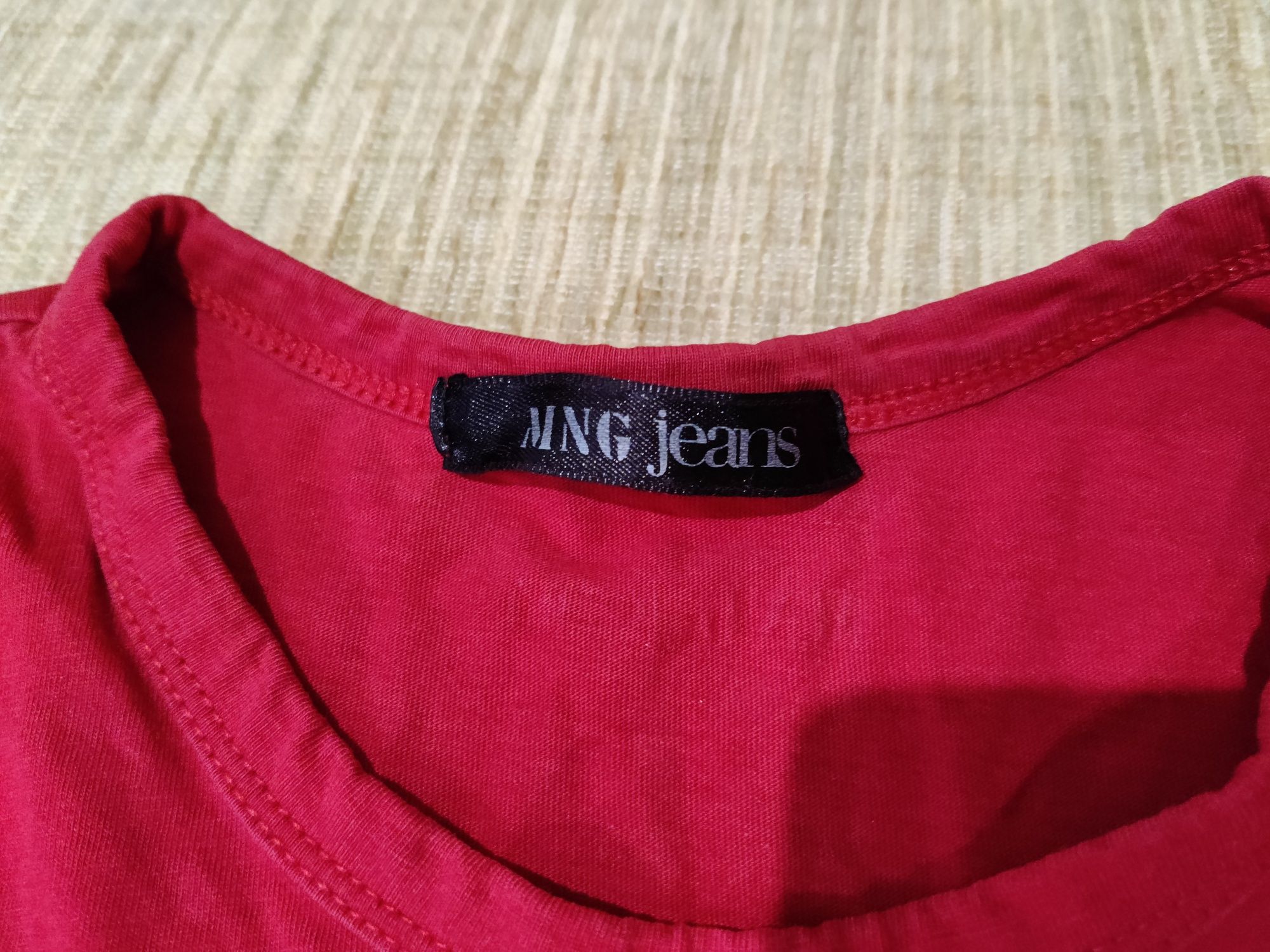 Красная женская футболка Mango с принтом граффити р.42 майка MNG jeans