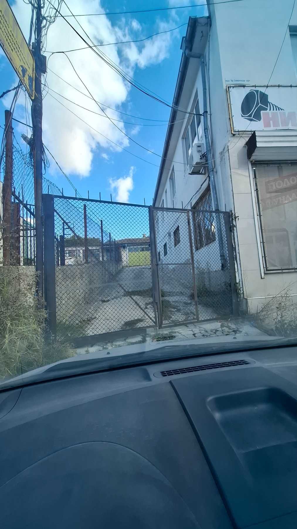 Отдава се под наем склад/търговско помещение с двор