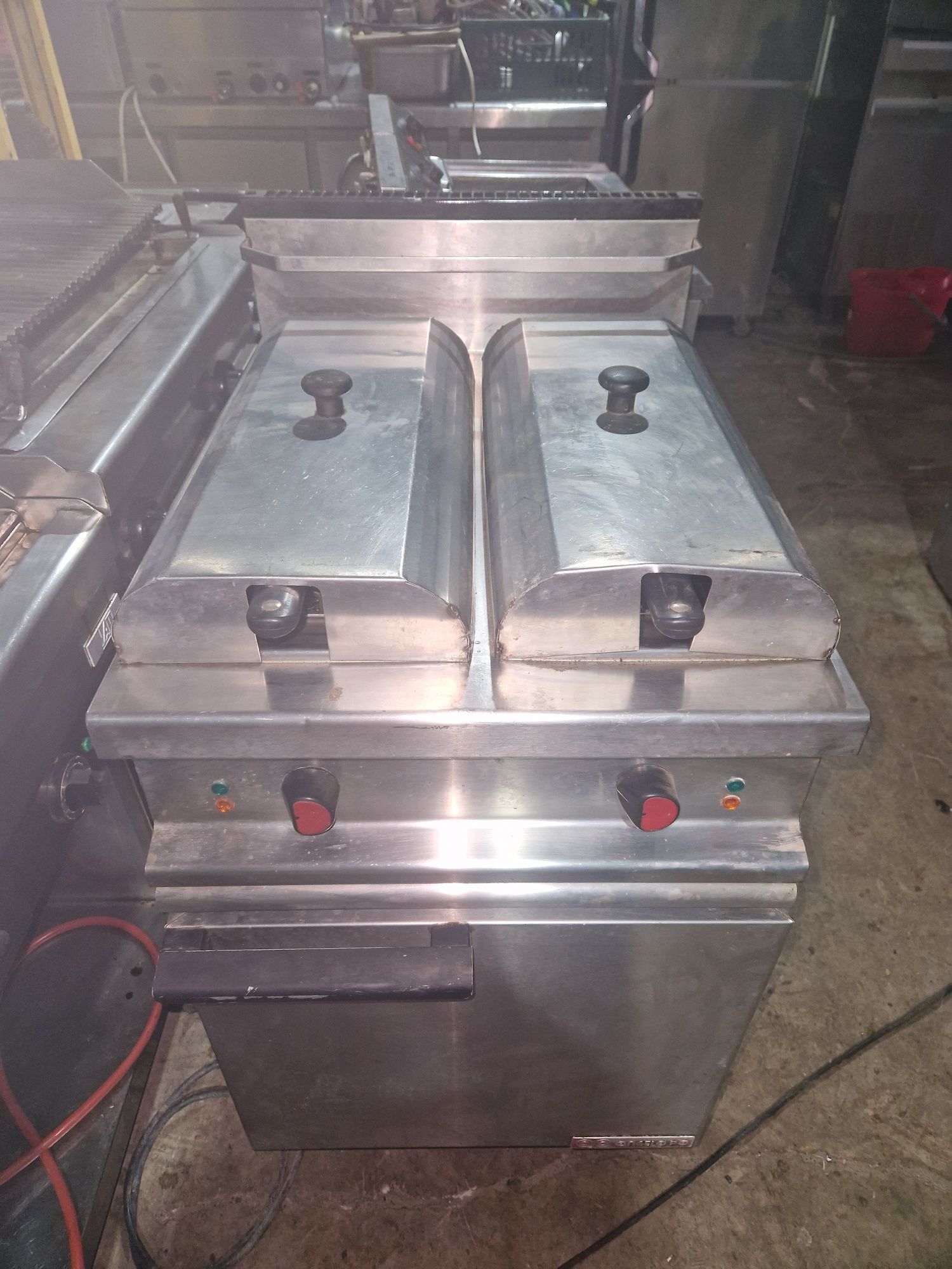 Friteuza dubla de.putere 2x 12 litri  pe gaz,cu banc, inox