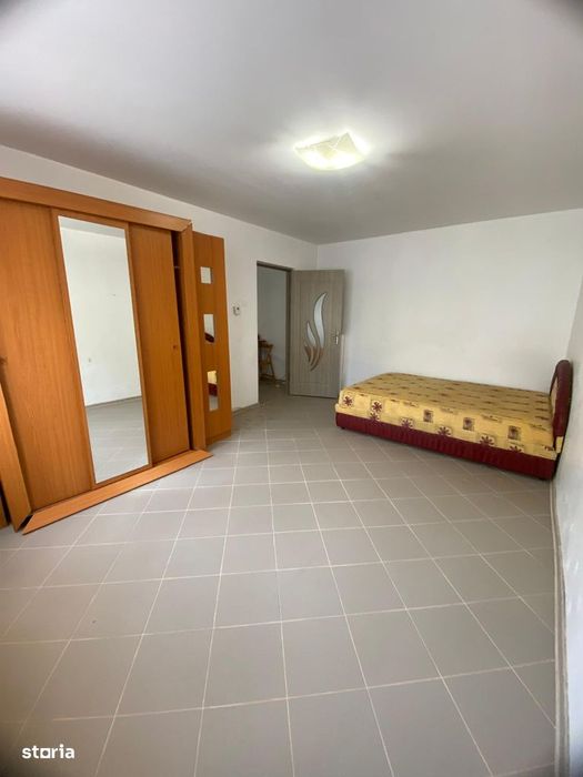 Garsoniera spatioasa cu CENTRALA,mobilata utilata,zona Narcisa