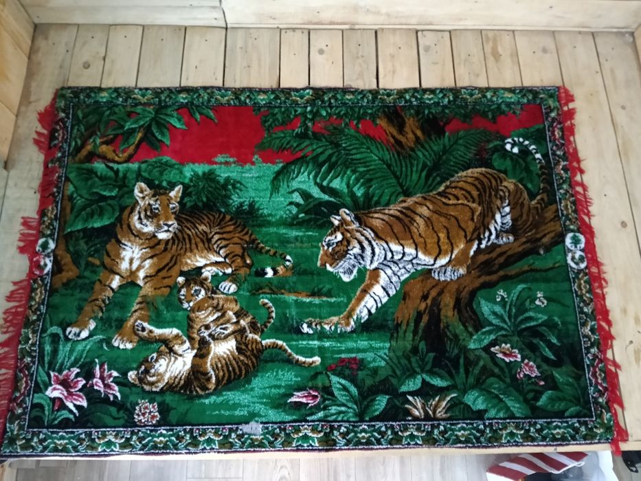 Carpeta foarte veche peste 80 ani in condiții excepționale .