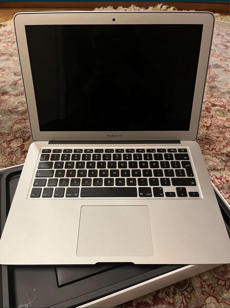 MacBook Air 13” (8GB RAM) - Perfect pentru munca si divertisment!