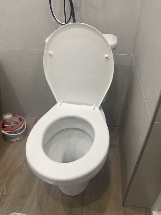 Продается унитаз, цвет белый, хорошое  состояние