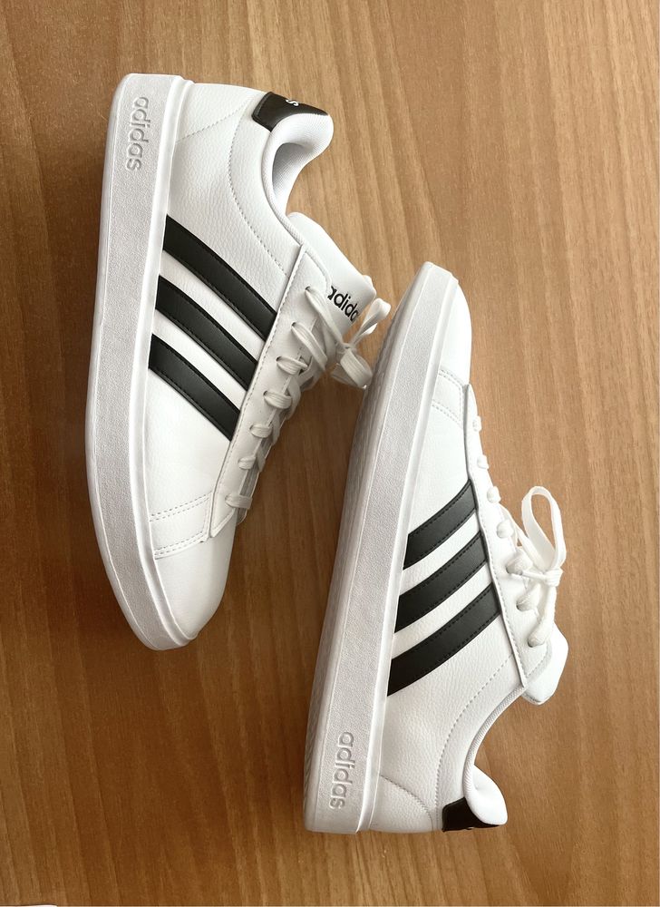 Спортни обувки Adidas - Grand court cloudfoam