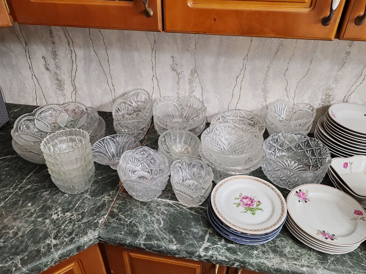 Продаю посуды, одеяло, подушки