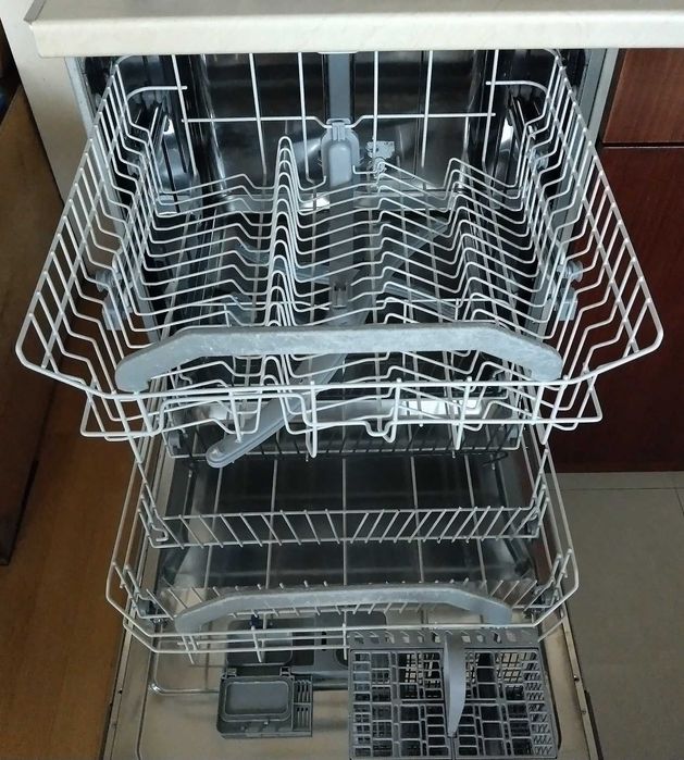 Продавам Съдомиялна за вграждане 12 комплекта HOTPOINT ARISTON LFT228A