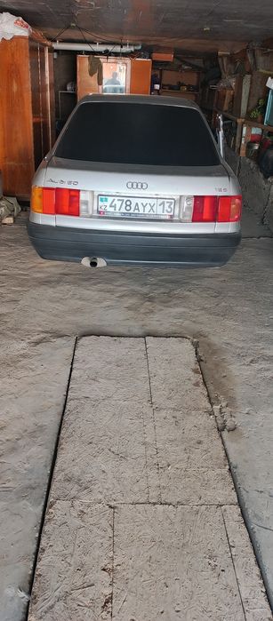 Автомобиль Ауди 80