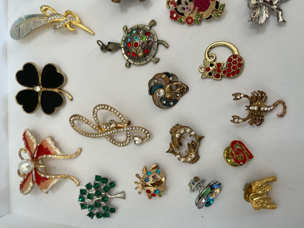 Lot bijuterii diverse 8 bratari, 20 de brose, cercei, pandative