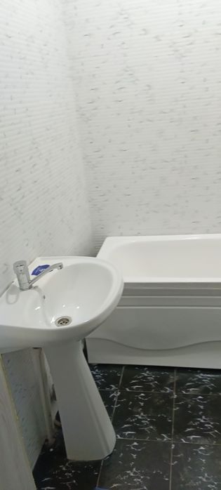 Янги дархонда курилган уй сотилади 13.этаж 3 хонали квартира .