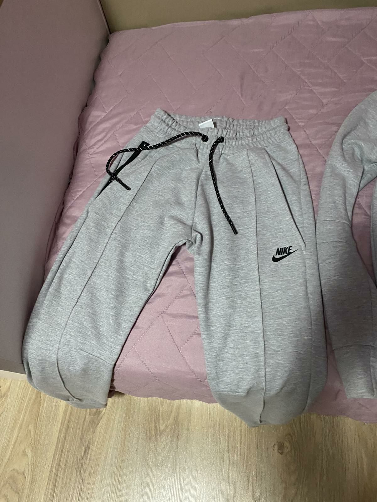 Спортен дамски комлект Nike.