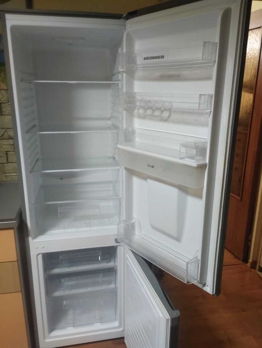 Vând combină frigorifică Heinner în stare bună, perfect funcțională.
