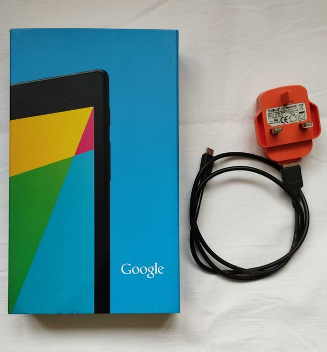 Таблет ASUS Google NEXUS 7 (2 GB RAM/16 HD) с подарък луксозен калъф