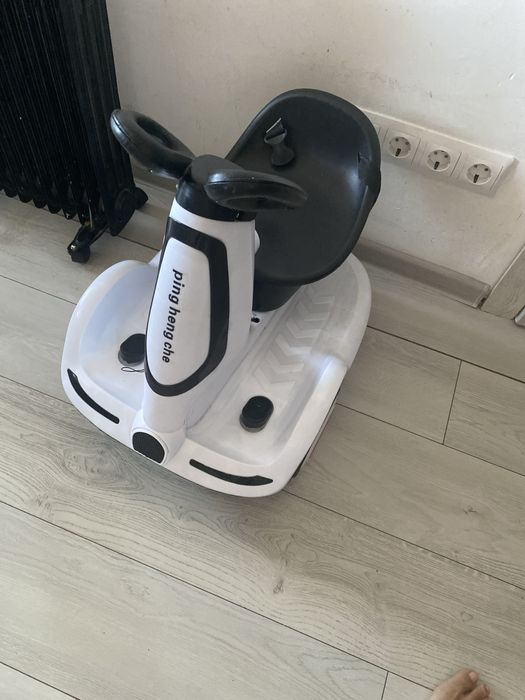 Продам машинку есть зарядка пульт