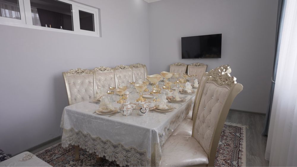 Стол и стулья для гостинной