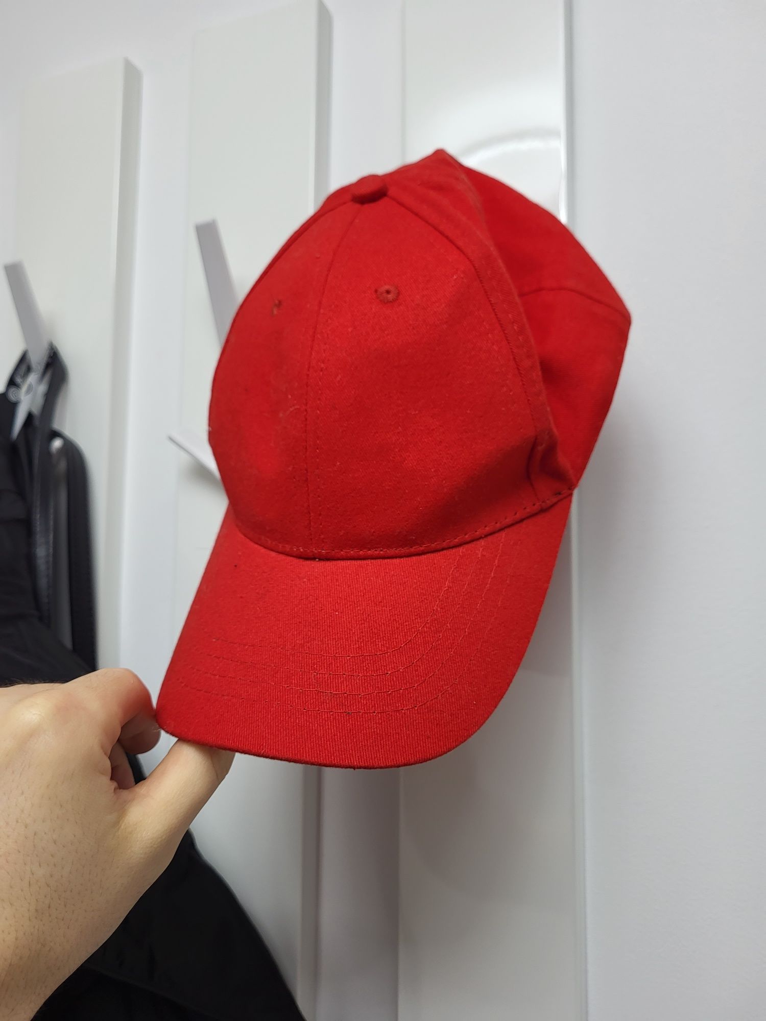 Șapcă roșie unisex 

De preferat predare personala sau trimit în tara