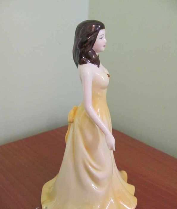 Прекрасна Фигура фин Английски Порцелан - колекционна - Royal Doulton
