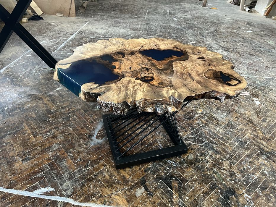 Налична уникална маса от орех и епоксидна смола