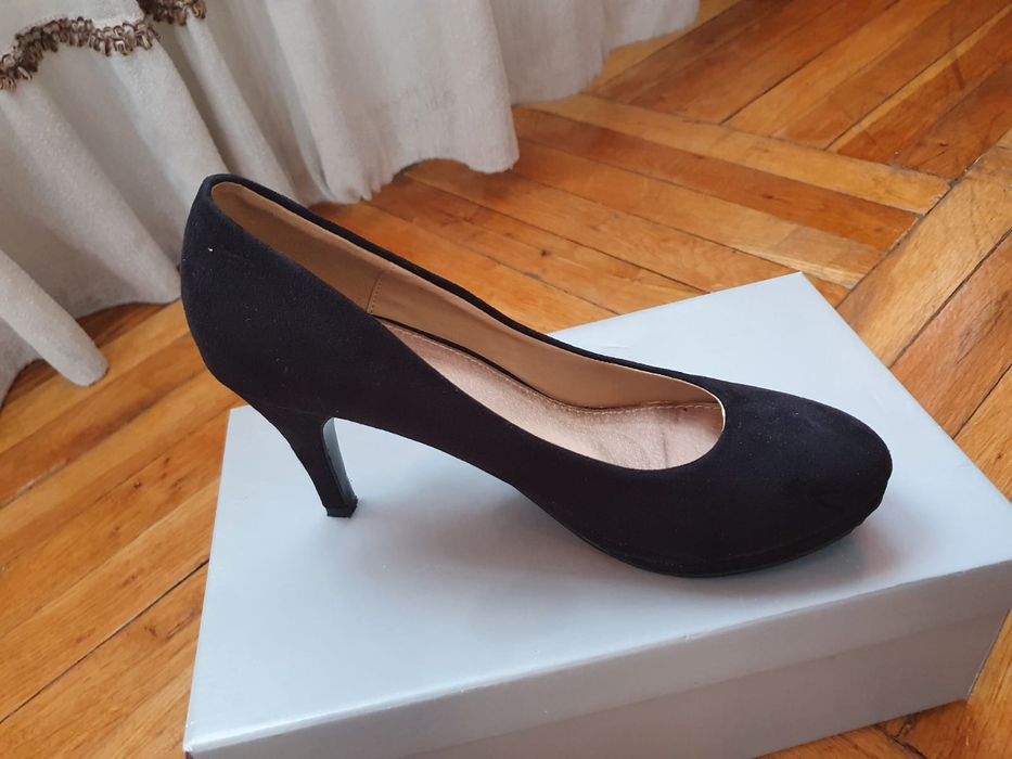 Pantofi noi, marime 40