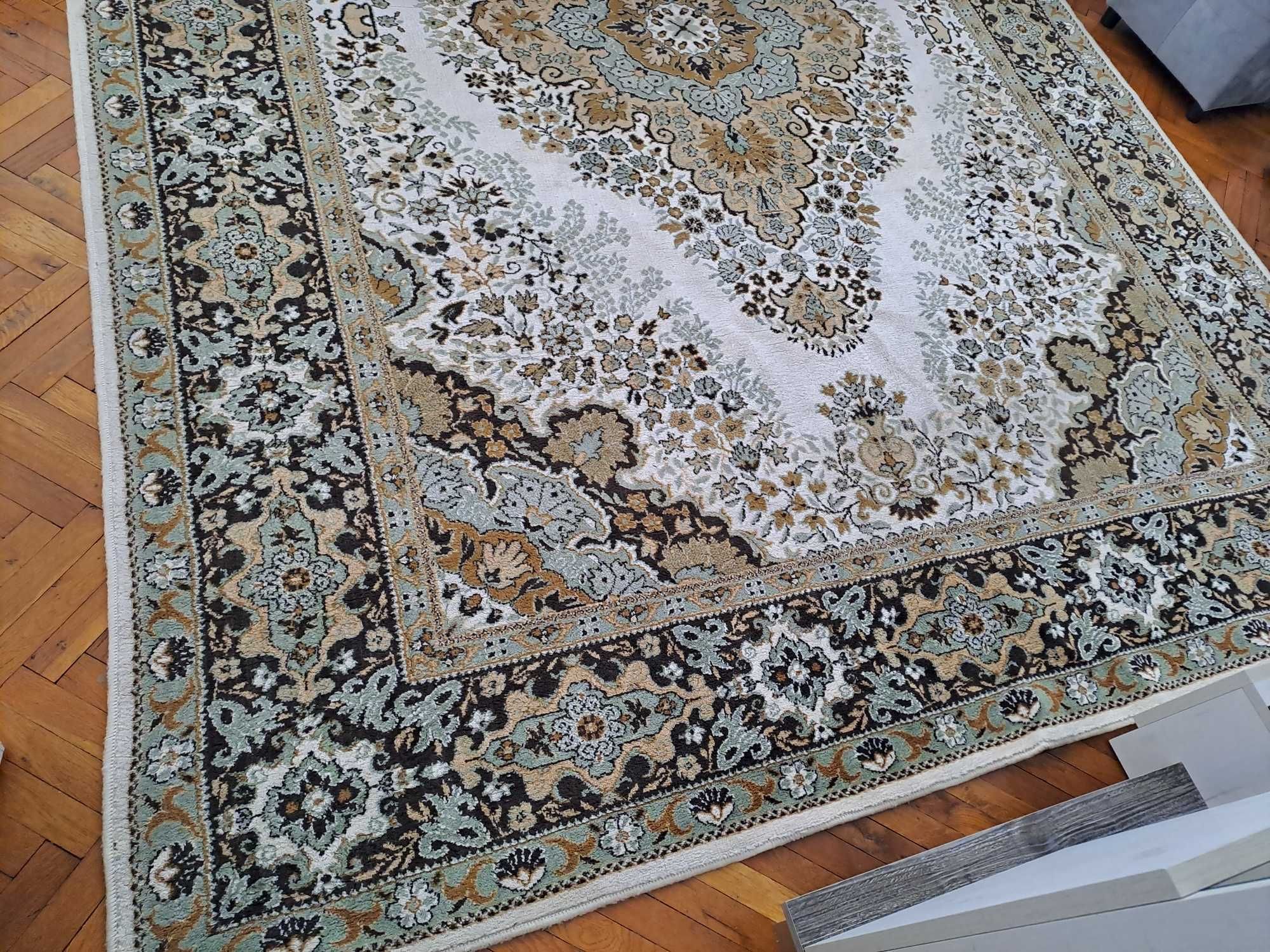 Персийски килим  - резедав цвят