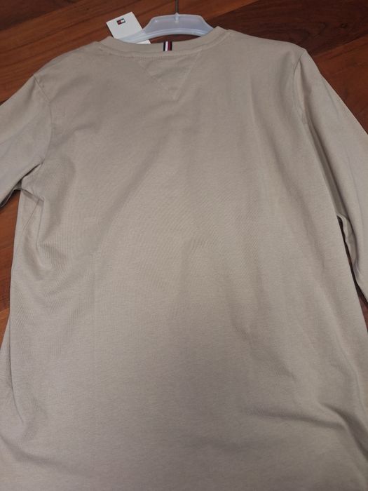 Vând bluza Tommy Hilfiger