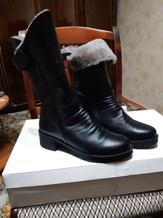 Сапоги женские зимние,кожаные,чёрного цвета.